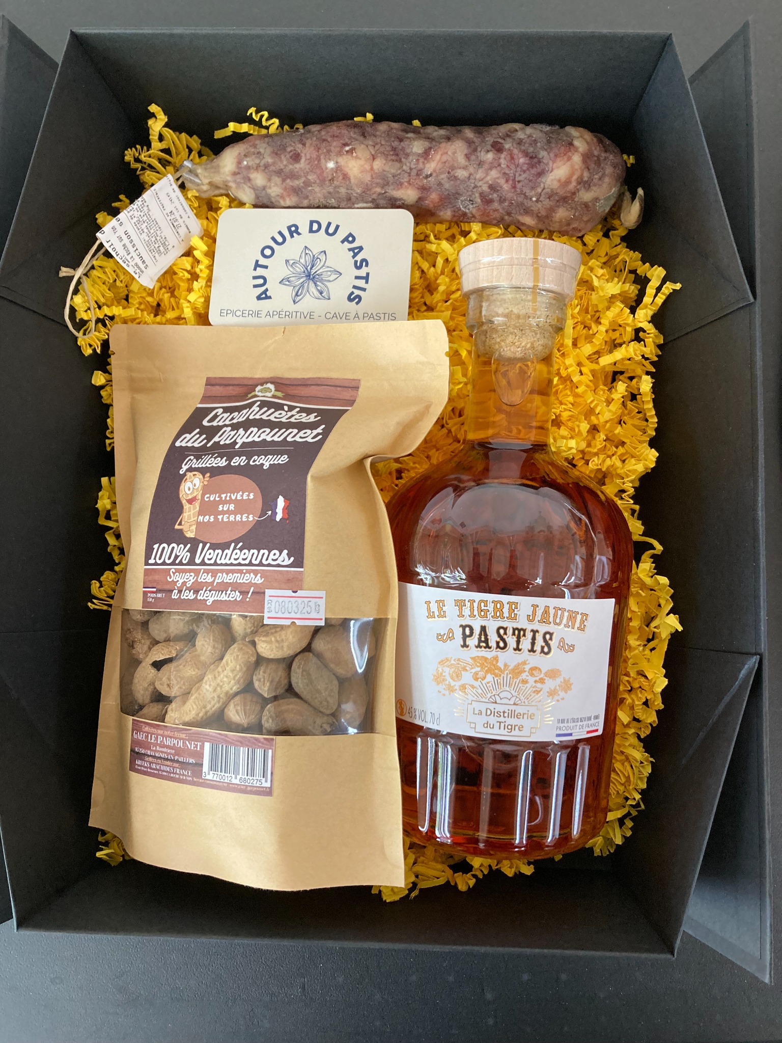 Coffret cadeau apéritif avec pastis Le Tigre Jaune et produits vendéens