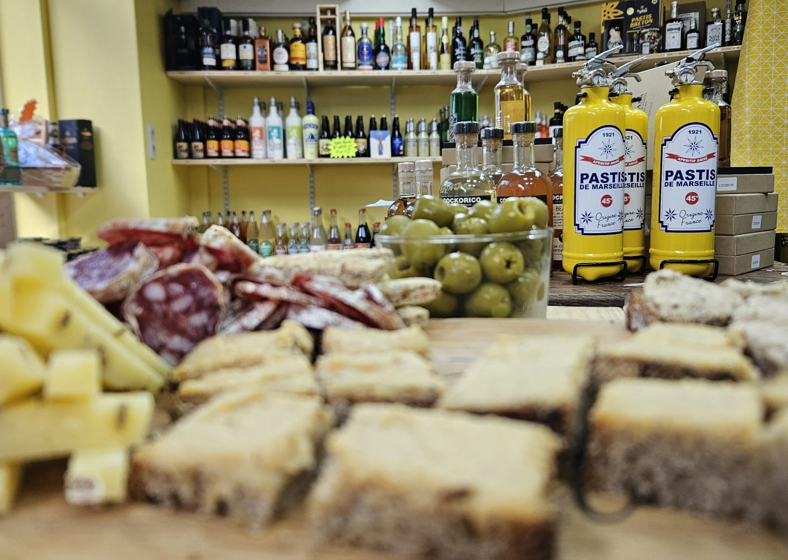 Planche apéritive et spiritueux au Comptoir